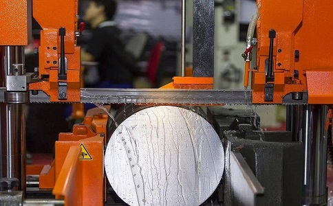 关岭立式金属带锯床切削出现跑带故障解决方法！